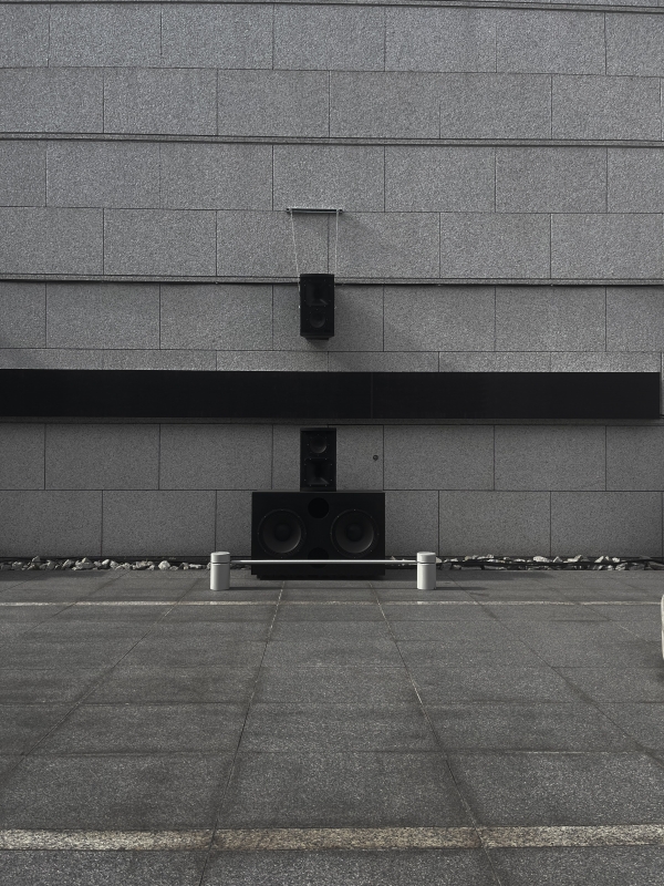 MASH(ﾏｯｼｭ) MOt美術館の中庭にて。