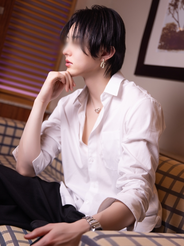 YUU (ﾕｳ) 白シャツ