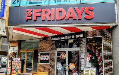 TGI FRIDAYS 横浜西口店前